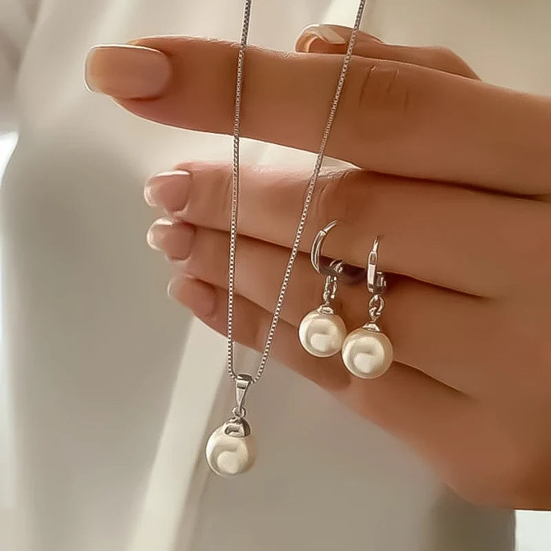 Collier avec pendentif perle et boucles d'oreilles assorties doré