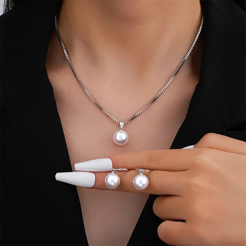 Collier avec pendentif perle et boucles d'oreilles assorties doré
