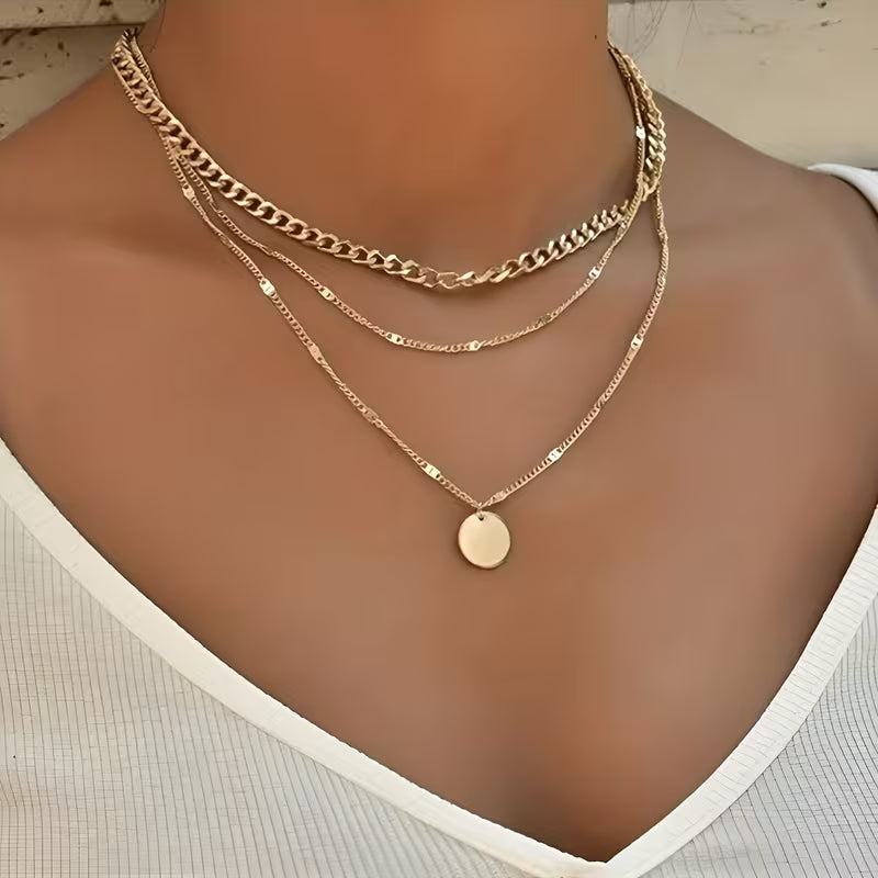 Collier élégant multicouche avec pendentif rond