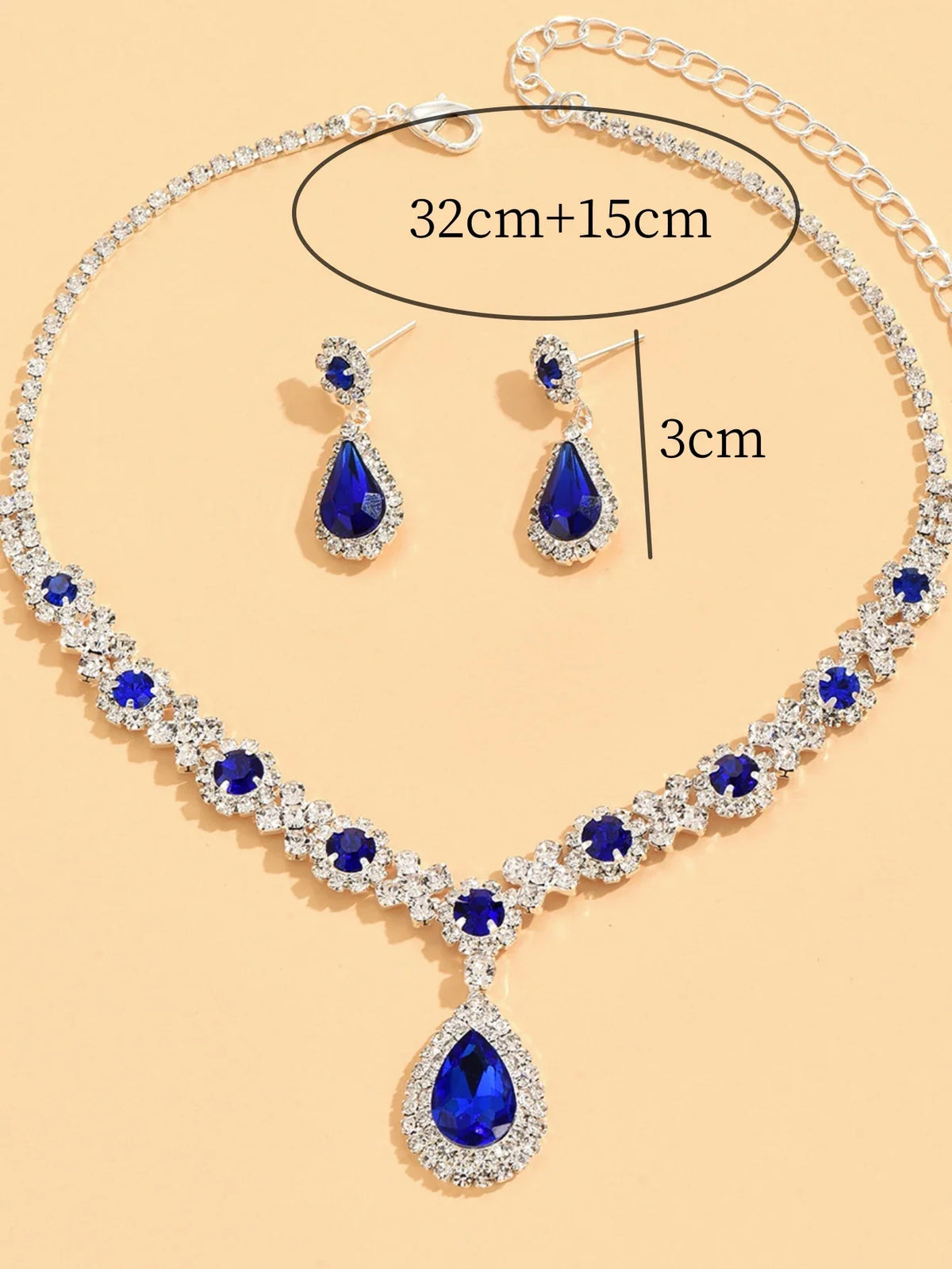 Collier et boucles d'oreilles élégants