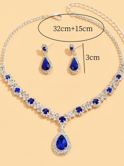 Collier et boucles d'oreilles élégants