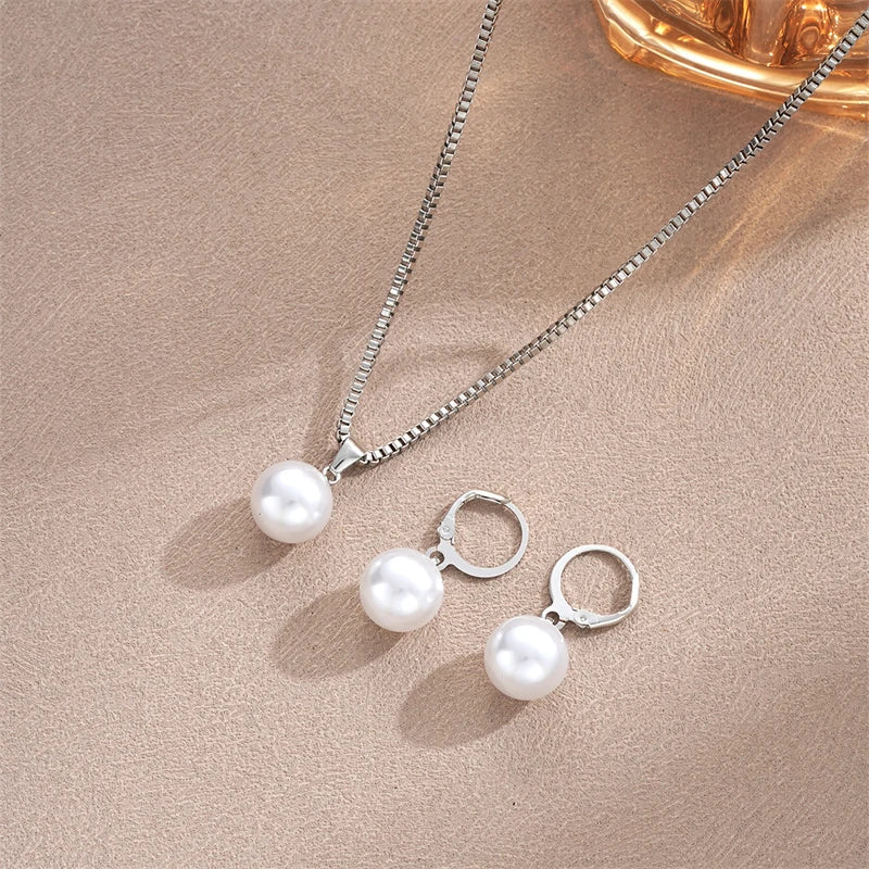 Collier avec pendentif perle et boucles d'oreilles assorties doré