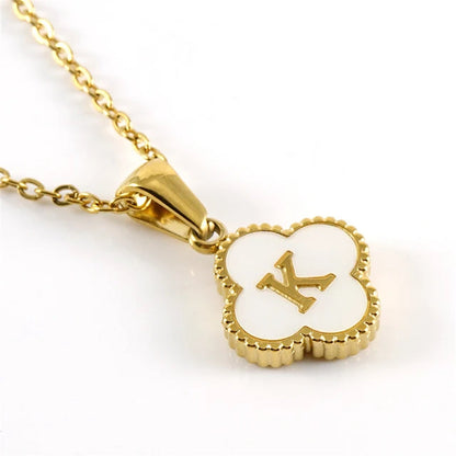 Collier initiale en forme de trèfle