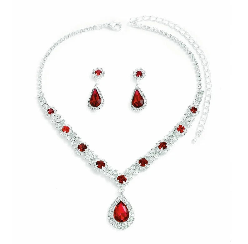 Collier et boucles d'oreilles élégants