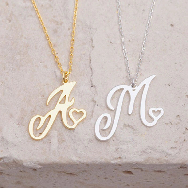 Colliers avec pendentif initiale en lettre cursive