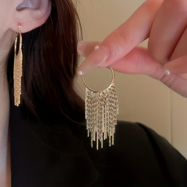 Boucles d'oreilles pendantes élégantes avec pompon et chaîne brillante