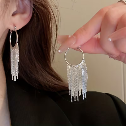 Boucles d'oreilles pendantes élégantes avec pompon et chaîne brillante
