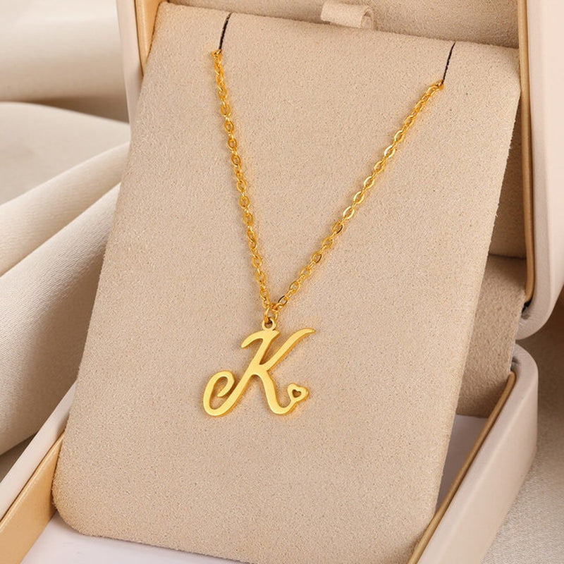 Colliers avec pendentif initiale en lettre cursive
