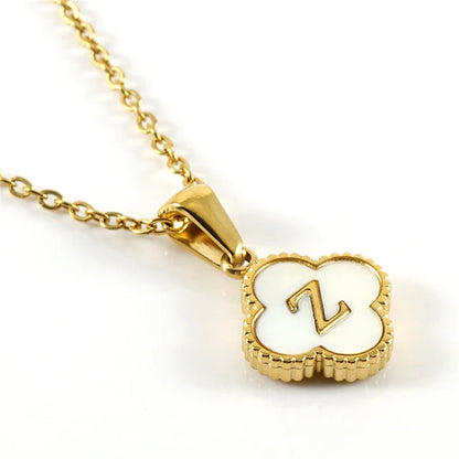 Collier initiale en forme de trèfle