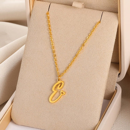 Colliers avec pendentif initiale en lettre cursive