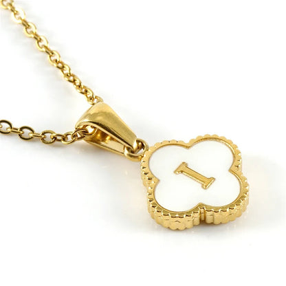 Collier initiale en forme de trèfle