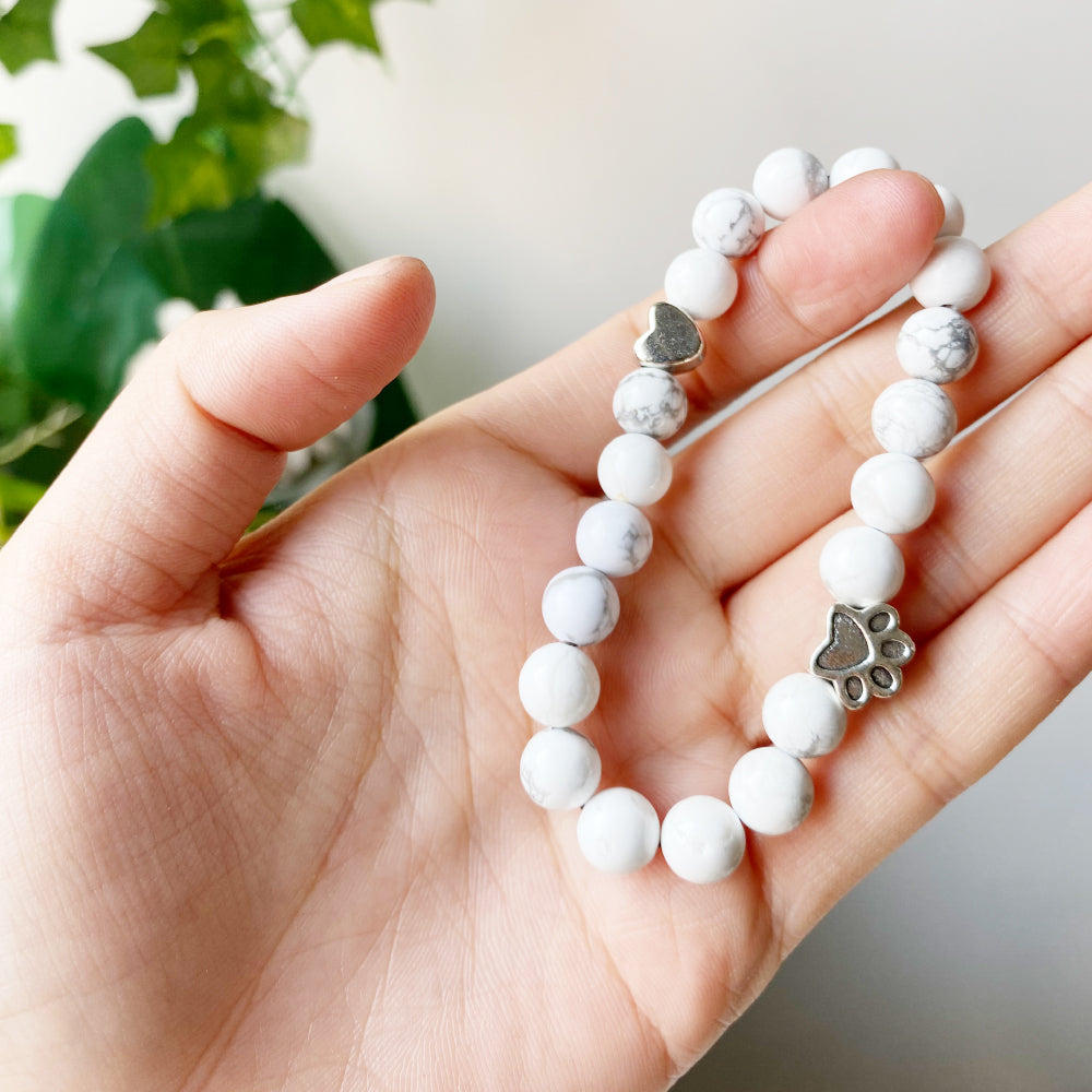 Bracelet Pierre Gemme Naturelle avec Charme Patte et Cœur – Design Artisanal