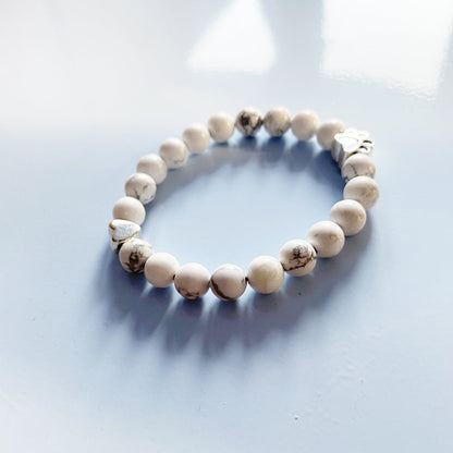 Bracelet Pierre Gemme Naturelle avec Charme Patte et Cœur – Design Artisanal