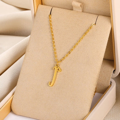 Colliers avec pendentif initiale en lettre cursive
