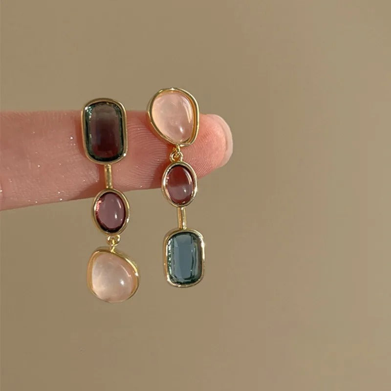 Boucles d'oreilles asymétriques avec pierres précieuses et plaquage en or 18K