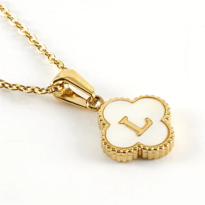 Collier initiale en forme de trèfle