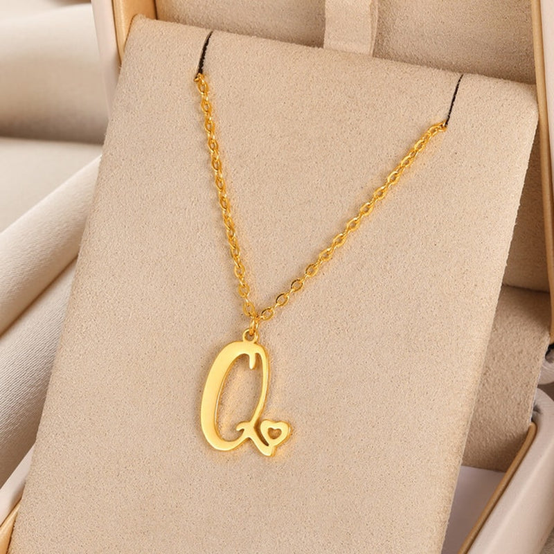 Colliers avec pendentif initiale en lettre cursive