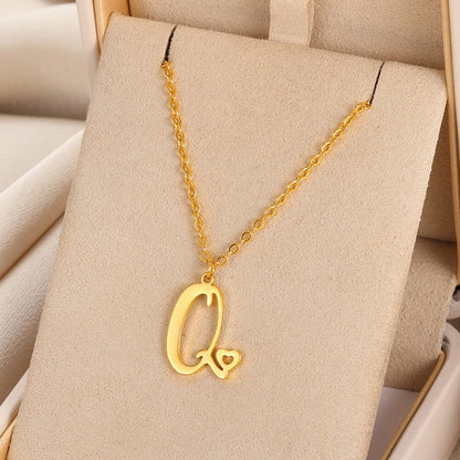 Colliers avec pendentif initiale en lettre cursive