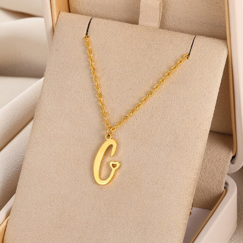 Colliers avec pendentif initiale en lettre cursive