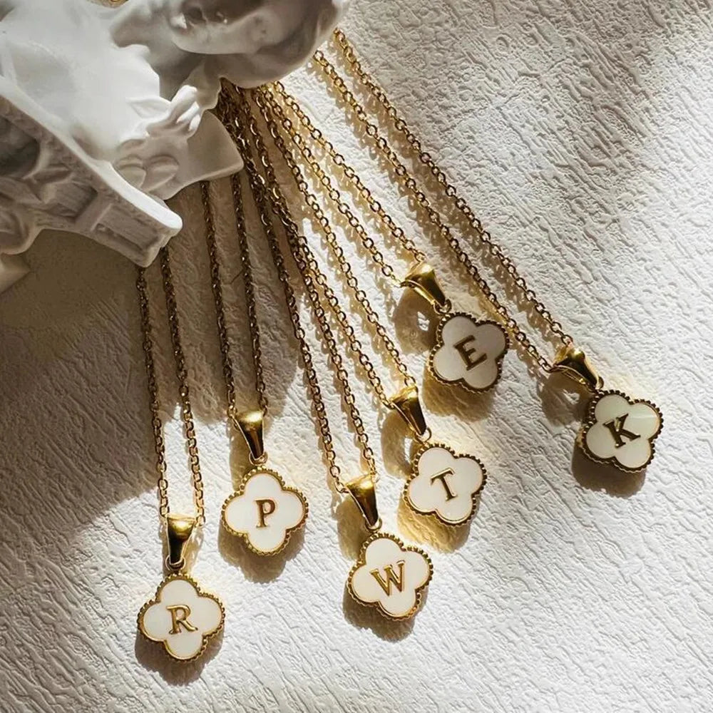 Collier initiale en forme de trèfle