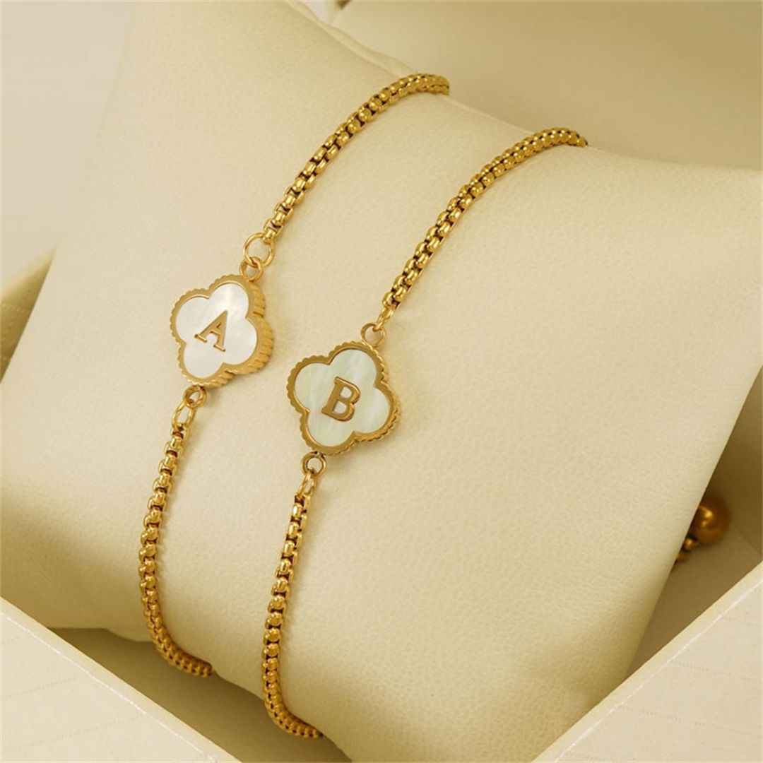 Bracelet personnalisé initiale en forme de trèfle