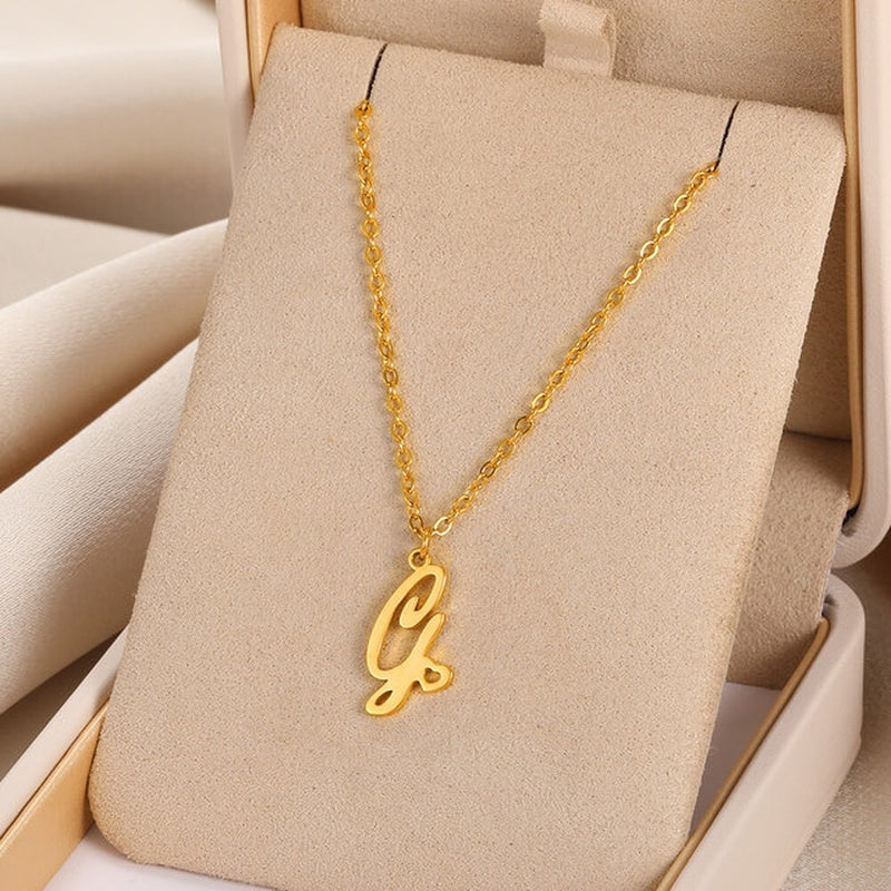 Colliers avec pendentif initiale en lettre cursive