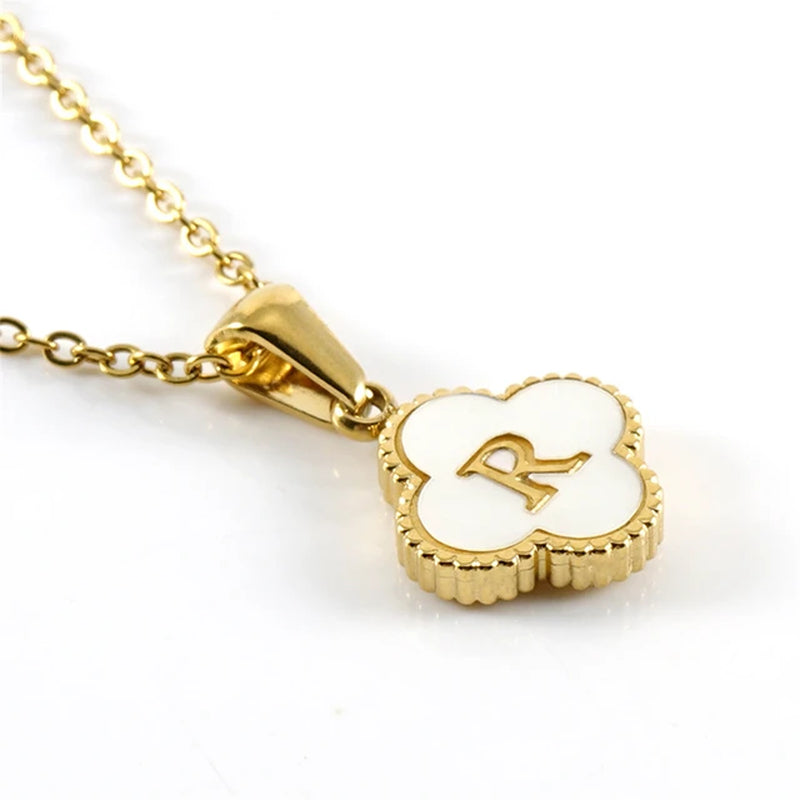 Collier initiale en forme de trèfle