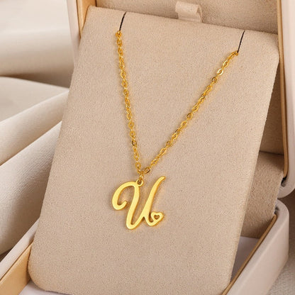 Colliers avec pendentif initiale en lettre cursive