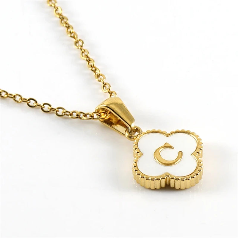 Collier initiale en forme de trèfle