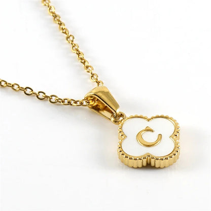 Collier initiale en forme de trèfle