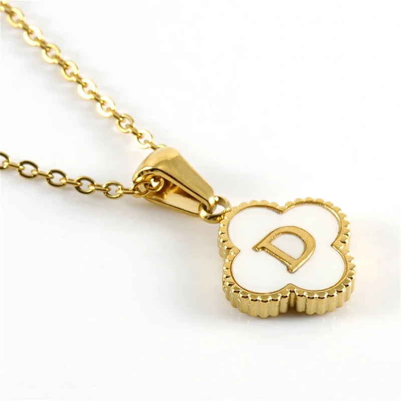 Collier initiale en forme de trèfle