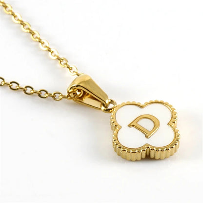 Collier initiale en forme de trèfle
