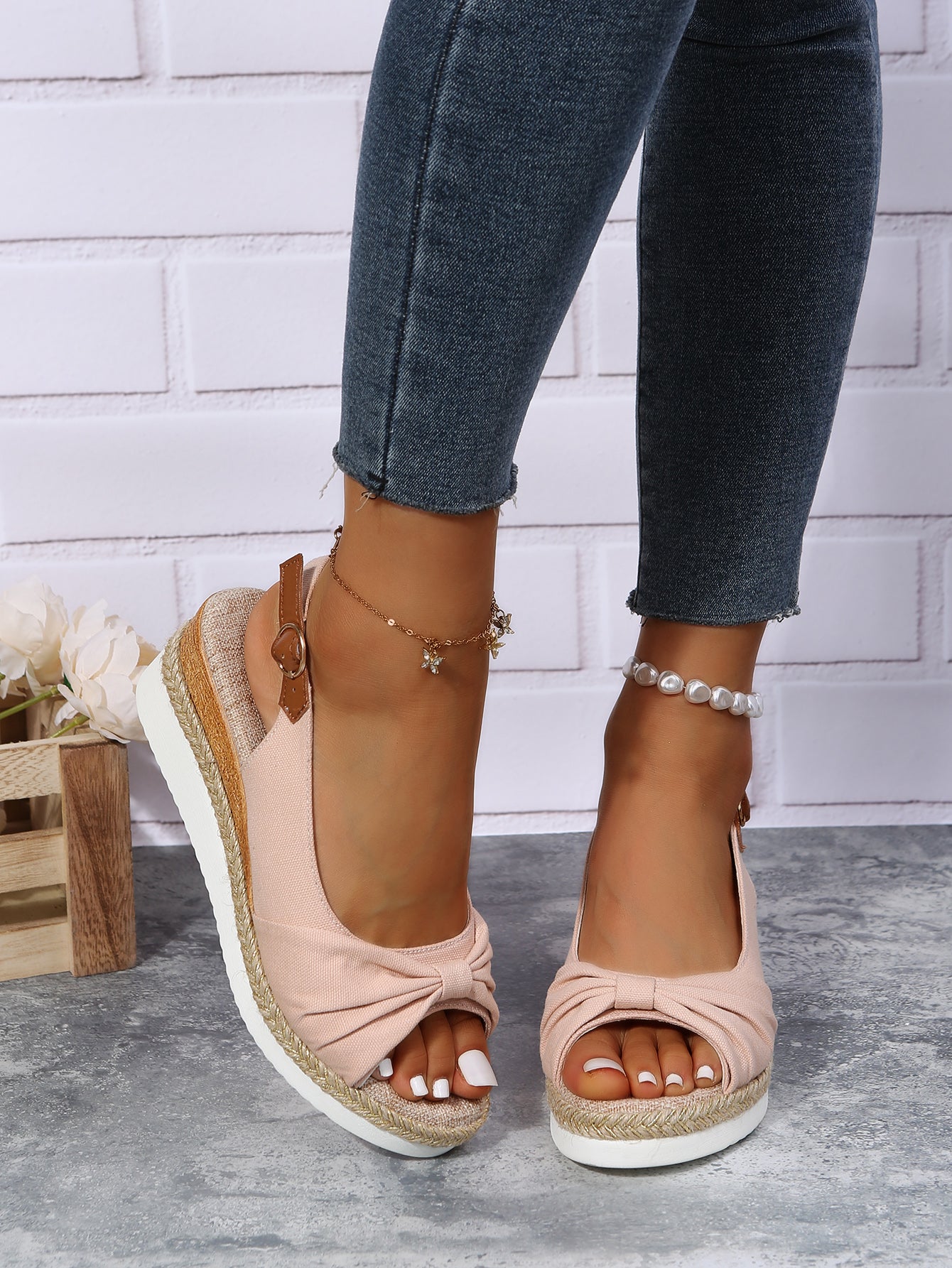 Alba – Sandales à coin avec boucle ajustable pour femme moderne
