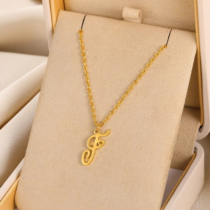Colliers avec pendentif initiale en lettre cursive
