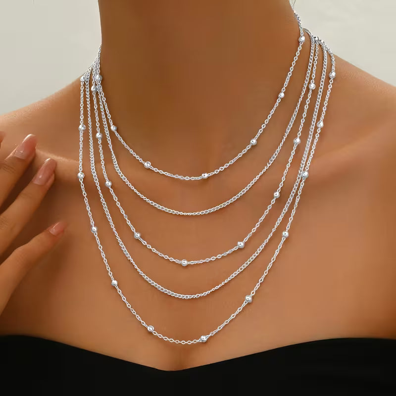 Collier multicouche à chaînes avec pompons élégants