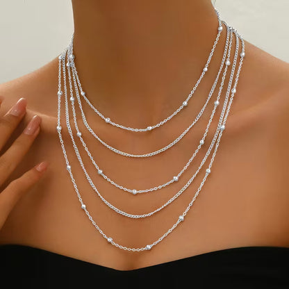 Collier multicouche à chaînes avec pompons élégants