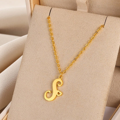 Colliers avec pendentif initiale en lettre cursive