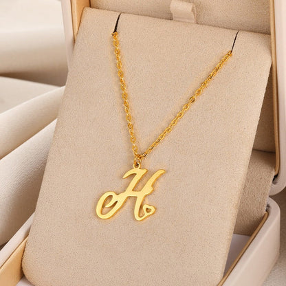 Colliers avec pendentif initiale en lettre cursive