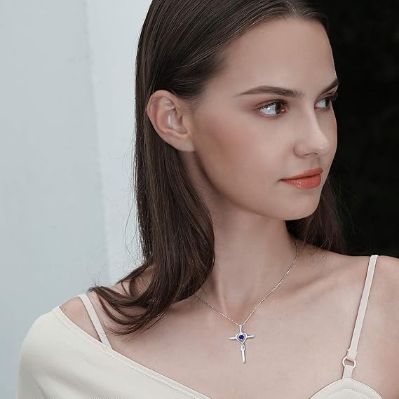 Collier Croix en pierre de cœur de saphir | Or Blanc