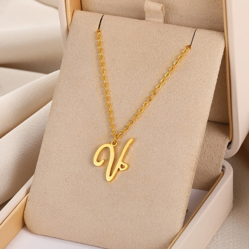 Colliers avec pendentif initiale en lettre cursive
