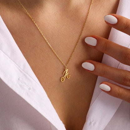 Colliers avec pendentif initiale en lettre cursive