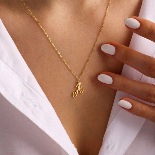 Colliers avec pendentif initiale en lettre cursive