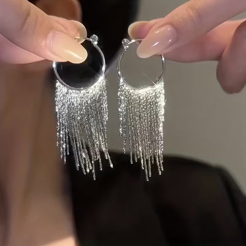 Boucles d'oreilles pendantes élégantes avec pompon et chaîne brillante