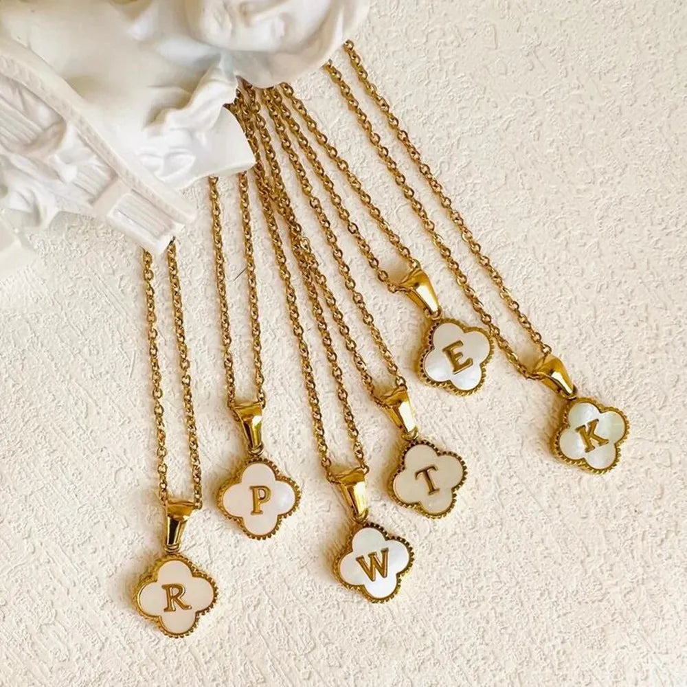 Collier initiale en forme de trèfle
