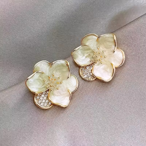 Boucles d'oreilles pendantes modernes élégantes en forme de fleur