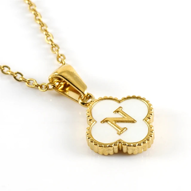 Collier initiale en forme de trèfle