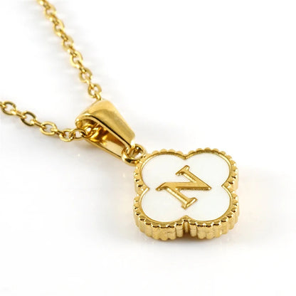 Collier initiale en forme de trèfle