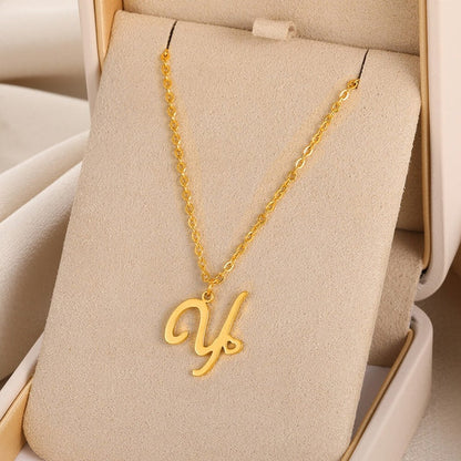 Colliers avec pendentif initiale en lettre cursive