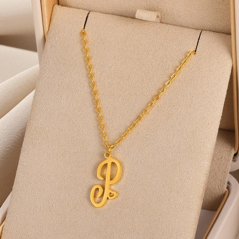 Colliers avec pendentif initiale en lettre cursive