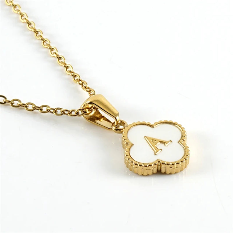 Collier initiale en forme de trèfle